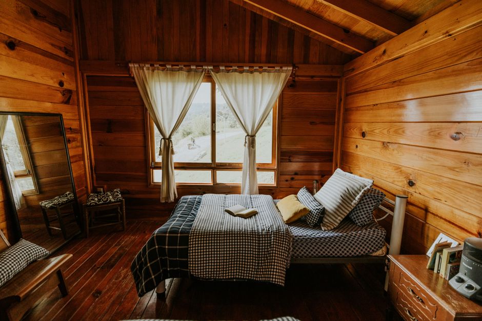 Interior de madera de la Cabaña Pinar
