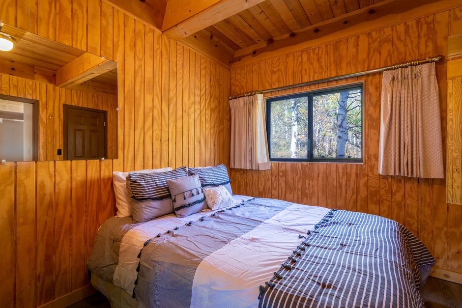 Interior de madera de la Cabaña Encino